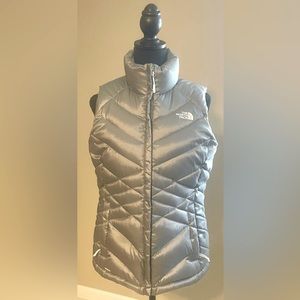 North Face Puffer Best in Gray in size Medium